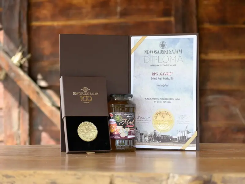 Velika zlatna medalja u kutiji, tegla meda i diploma